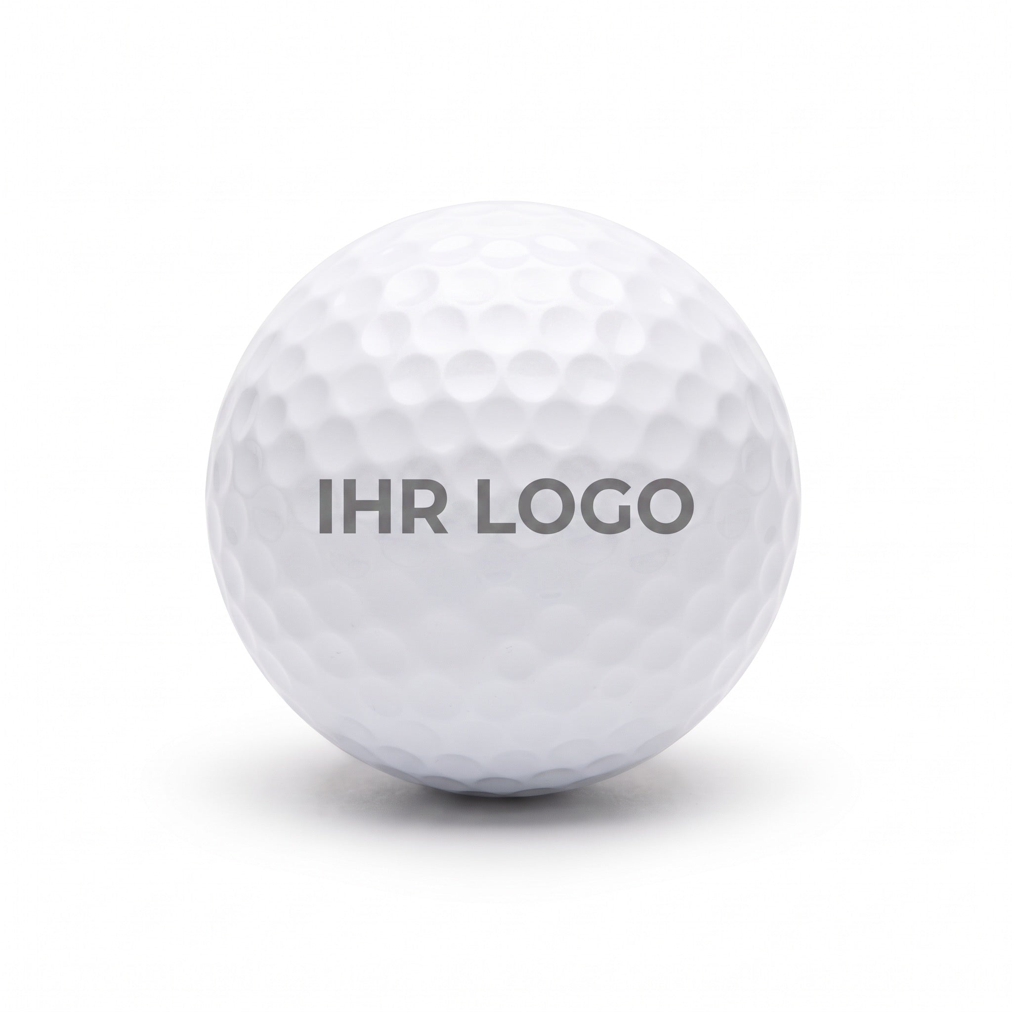 Weißer Logogolfball mit Ihrem Logo als Platzhalter auf reinweißem Hintergrund